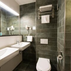 Отель Bastion Hotel Amsterdam Airport Нидерланды, Хофддорп - отзывы, цены и фото номеров - забронировать отель Bastion Hotel Amsterdam Airport онлайн ванная