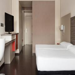 Отель ILUNION Barcelona 4* Стандартный номер с различными типами кроватей фото 37