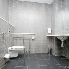Отель B&B Hotel Madrid Aeropuerto T1 T2 T3 Испания, Мадрид - 8 отзывов об отеле, цены и фото номеров - забронировать отель B&B Hotel Madrid Aeropuerto T1 T2 T3 онлайн ванная