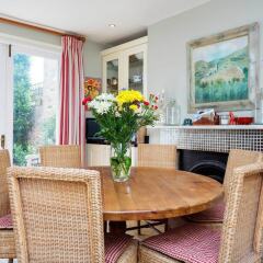 Отель Timeless Family Home в номере