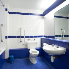 Travelodge London Central City Road Hotel ванная