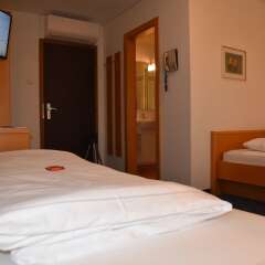 Отель Angerburg Blumenhotel Аппиано-сулла-Страда-дель-Вино сейф в номере