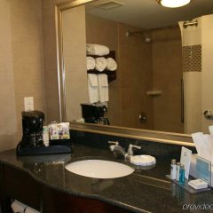 Отель Hampton Inn & Suites Barrie Канада, Барри - отзывы, цены и фото номеров - забронировать отель Hampton Inn & Suites Barrie онлайн ванная