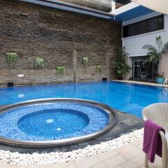 Отель Kingston Suites Bangkok бассейн фото 2