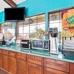 Отель Super 8 by Wyndham Los Angeles США, Лос-Анджелес - отзывы, цены и фото номеров - забронировать отель Super 8 by Wyndham Los Angeles онлайн интерьер отеля