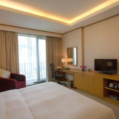 Отель Hilton Garden Inn Hanoi сейф в номере
