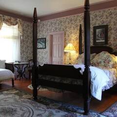 Отель Corners Mansion Inn- A Bed & Breakfast сейф в номере
