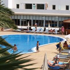 Отель R2 Bahía Playa Design Hotel & Spa Wellness - Adults Only Испания, Тарахалехо - отзывы, цены и фото номеров - забронировать отель R2 Bahía Playa Design Hotel & Spa Wellness - Adults Only онлайн бассейн