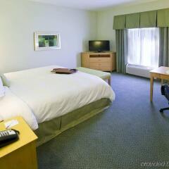 Отель Hampton Inn Suites Sarasota/Bradenton Airport сейф в номере