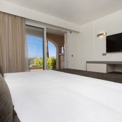 Отель Insotel Cala Mandía Resort & Spa - All Inclusive комната для гостей