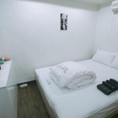 Отель Monster Guesthouse комната для гостей