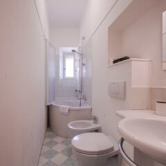 Отель Lovely 4BD Apt 3min Walk to Ponte Vecchio ванная фото 2
