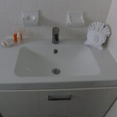 Отель Regency Inn & Suites ванная