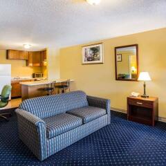 Отель Travelodge by Wyndham Tacoma Near McChord AFB США, Такома - отзывы, цены и фото номеров - забронировать отель Travelodge by Wyndham Tacoma Near McChord AFB онлайн комната для гостей фото 3
