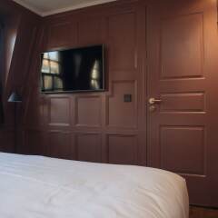 Отель Mimi's Suites сейф в номере