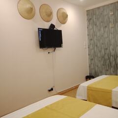 Отель Hola Homestay Ханой сейф в номере