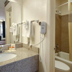 Отель Days Inn by Wyndham Dallas Irving США, Ирвинг - отзывы, цены и фото номеров - забронировать отель Days Inn by Wyndham Dallas Irving онлайн ванная