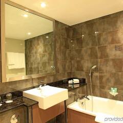 Отель Holiday Inn London - Kensington ванная фото 2