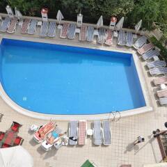 Almena Hotel бассейн