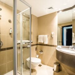 Отель Holiday Inn Express Dubai Jumeirah ОАЭ, Дубай - 10 отзывов об отеле, цены и фото номеров - забронировать отель Holiday Inn Express Dubai Jumeirah онлайн ванная фото 2
