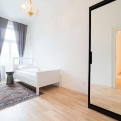 Апартаменты Vienna Residence Spacious Viennese Apartment for up to 5 Happy Guests Вена комната для гостей фото 4