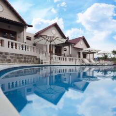 Отель Hong Bin Bungalow бассейн