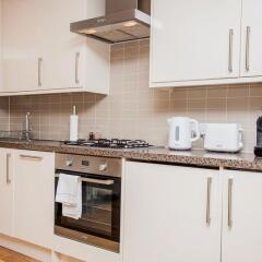 Отель Bright &Spacious Central 1 Bed Basement Flat Лондон в номере