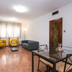 Отель Spacious & Quiet 4 Bedroom Apartment Испания, Барселона - отзывы, цены и фото номеров - забронировать отель Spacious & Quiet 4 Bedroom Apartment онлайн комната для гостей фото 4