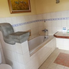 Отель Ganesha Ubud Inn Индонезия, Бали - отзывы, цены и фото номеров - забронировать отель Ganesha Ubud Inn онлайн ванная