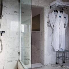 Отель AC Hotel Ciudad de Sevilla by Marriott Испания, Севилья - отзывы, цены и фото номеров - забронировать отель AC Hotel Ciudad de Sevilla by Marriott онлайн ванная фото 2