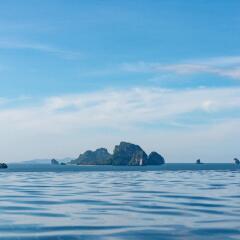 Отель Aonang Cliff Beach Resort пляж
