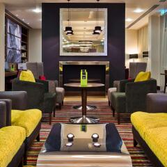 Отель Hampton by Hilton Luton Airport гостиничный бар