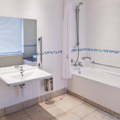 Отель Holiday Inn WARRINGTON ванная фото 2