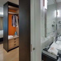 Отель Sherwood Suites сейф в номере