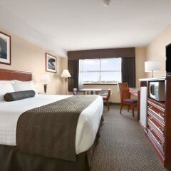 Отель Days Inn & Suites Langley комната для гостей фото 3