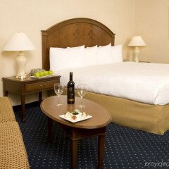 Отель Best Western Premier Calgary Plaza Hotel & Conference Centre Канада, Калгари - отзывы, цены и фото номеров - забронировать отель Best Western Premier Calgary Plaza Hotel & Conference Centre онлайн комната для гостей фото 2