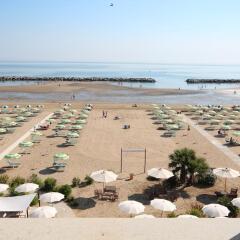 Hotel Belvedere Spiaggia Римини пляж