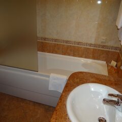 Отель Sunset Resort Болгария, Поморие - отзывы, цены и фото номеров - забронировать отель Sunset Resort онлайн ванная фото 2