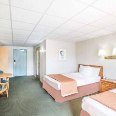Отель Howard Johnson Closest to the Falls and Casino США, Ниагара-Фолс - отзывы, цены и фото номеров - забронировать отель Howard Johnson Closest to the Falls and Casino онлайн комната для гостей фото 3