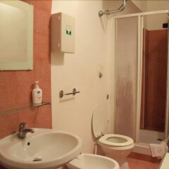 Отель B&B Laura Италия, Рим - 1 отзыв об отеле, цены и фото номеров - забронировать отель B&B Laura онлайн ванная фото 2