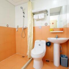 Отель 99 Inn Shenzhen Longgang Longcheng Square Китай, Шэньчжэнь - отзывы, цены и фото номеров - забронировать отель 99 Inn Shenzhen Longgang Longcheng Square онлайн ванная