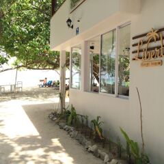 Отель Liberty Guest House Maldives парковка