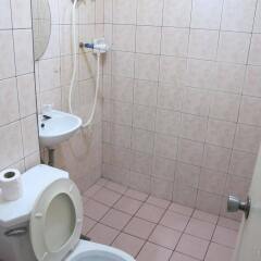 Отель Pere Aristo Guesthouse Филиппины, Мандауэ - отзывы, цены и фото номеров - забронировать отель Pere Aristo Guesthouse онлайн ванная