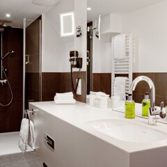 Отель arcona LIVING BACH14 Германия, Лейпциг - 1 отзыв об отеле, цены и фото номеров - забронировать отель arcona LIVING BACH14 онлайн ванная фото 2