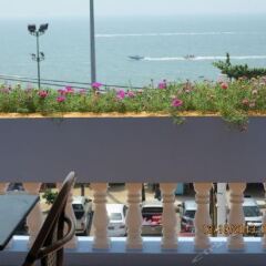 Отель Richman Poorman Guesthouse пляж