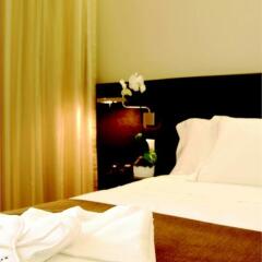 Hotel Jerónimos 8 сейф в номере