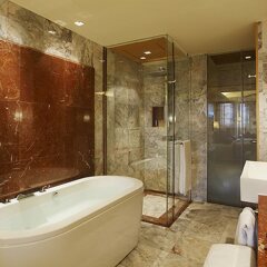 Отель Centara Grand Beach Resort Phuket Таиланд, Карон-Бич - 5 отзывов об отеле, цены и фото номеров - забронировать отель Centara Grand Beach Resort Phuket онлайн ванная