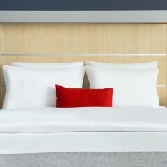 Отель Holiday Inn Express Frankfurt Messe сейф в номере