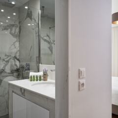 Отель Luxurious Spacious Apt next Hilton Area Греция, Афины - отзывы, цены и фото номеров - забронировать отель Luxurious Spacious Apt next Hilton Area онлайн ванная фото 2
