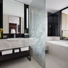 Отель Marriott Bangkok The Surawongse Бангкок ванная